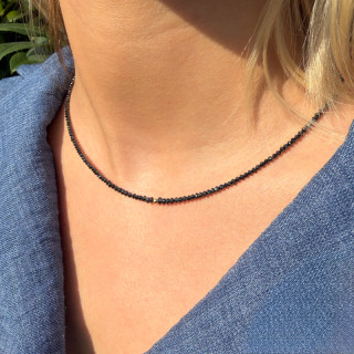 Collier or 18 carats 15 carats diamants noirs porté femme