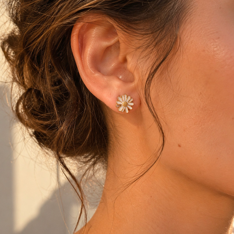 Clous d’oreilles fleur blanche dorés
